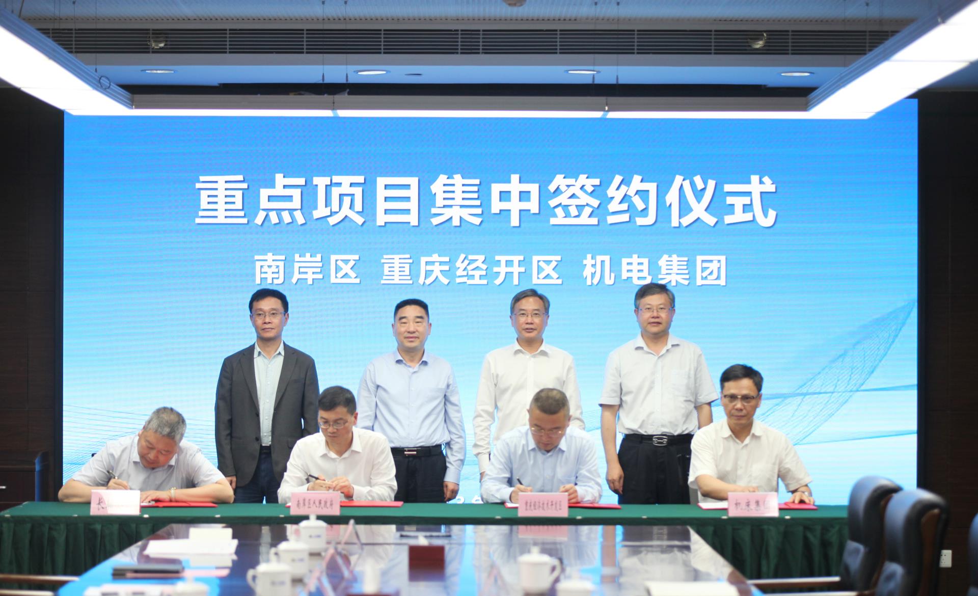 签约照1.jpg 签约照1.jpg